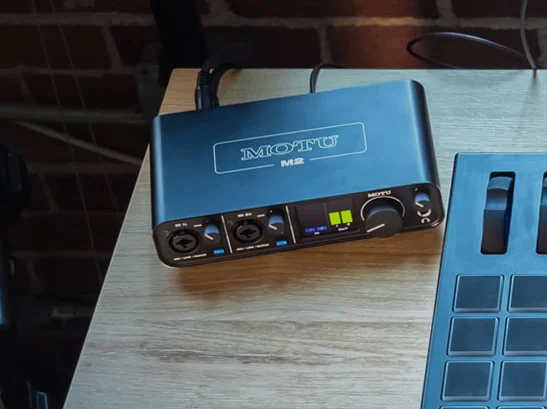MOTU M2 vista dall’alto con display e controlli frontali