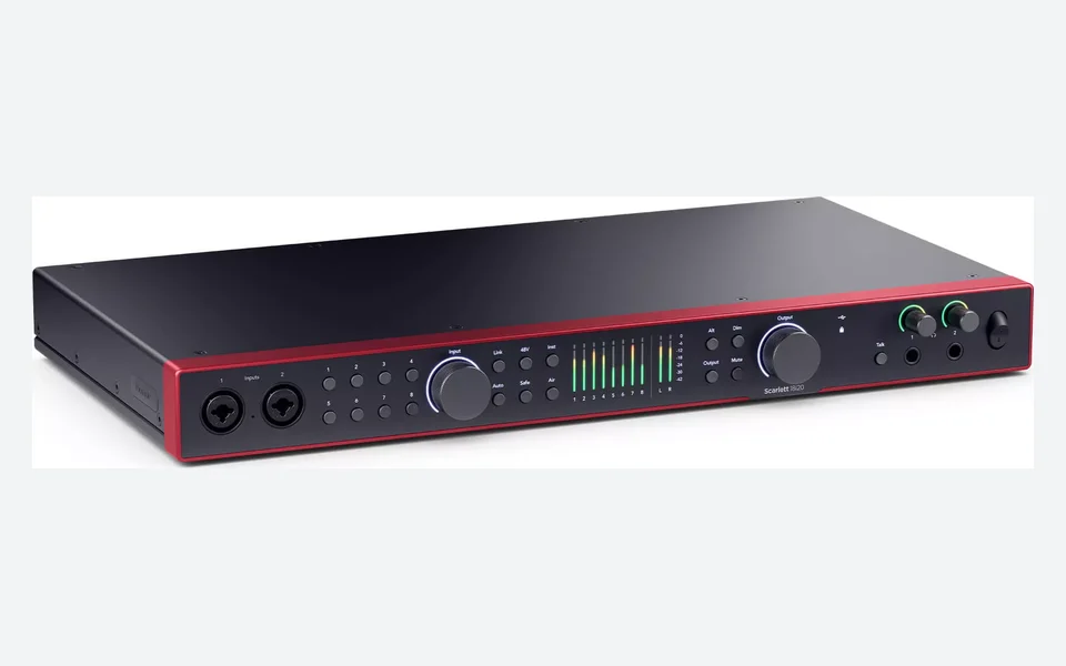 Focusrite Scarlett 18i20 4th Gen in formato rack, vista a tre quarti